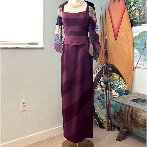 🍷Montage Mon Cherie, Stunning Formal Gown, Elegant, Classic & Timeless, Size 12 - Picture 9 of 10